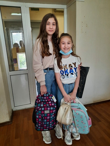 Собрали к школе 57 детей из многодетных нуждающихся семей в Калуге, — портфели, школьные наборы, форму.