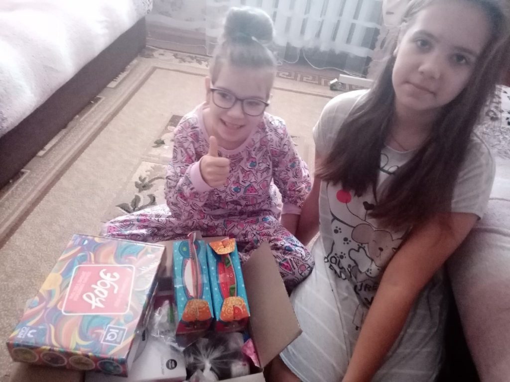 Сестры Елизавета и Дарья получили подарки к Новому году от волонтера