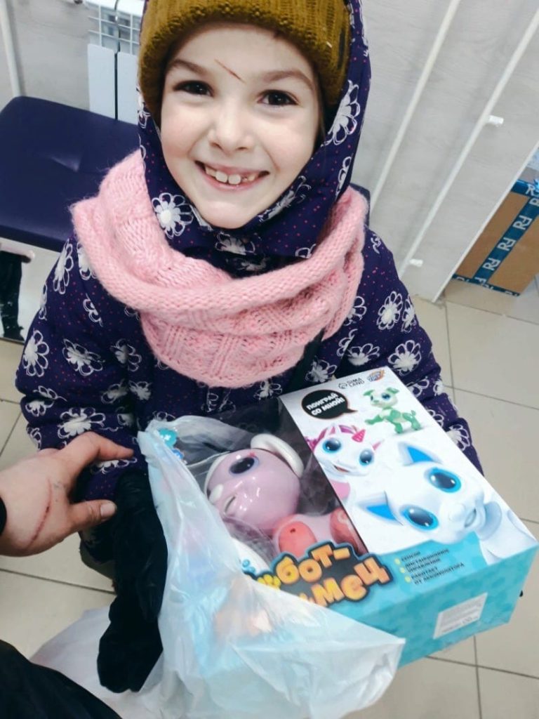 Милана из многодетной семьи получила желанный новогодний подарок от волонтера